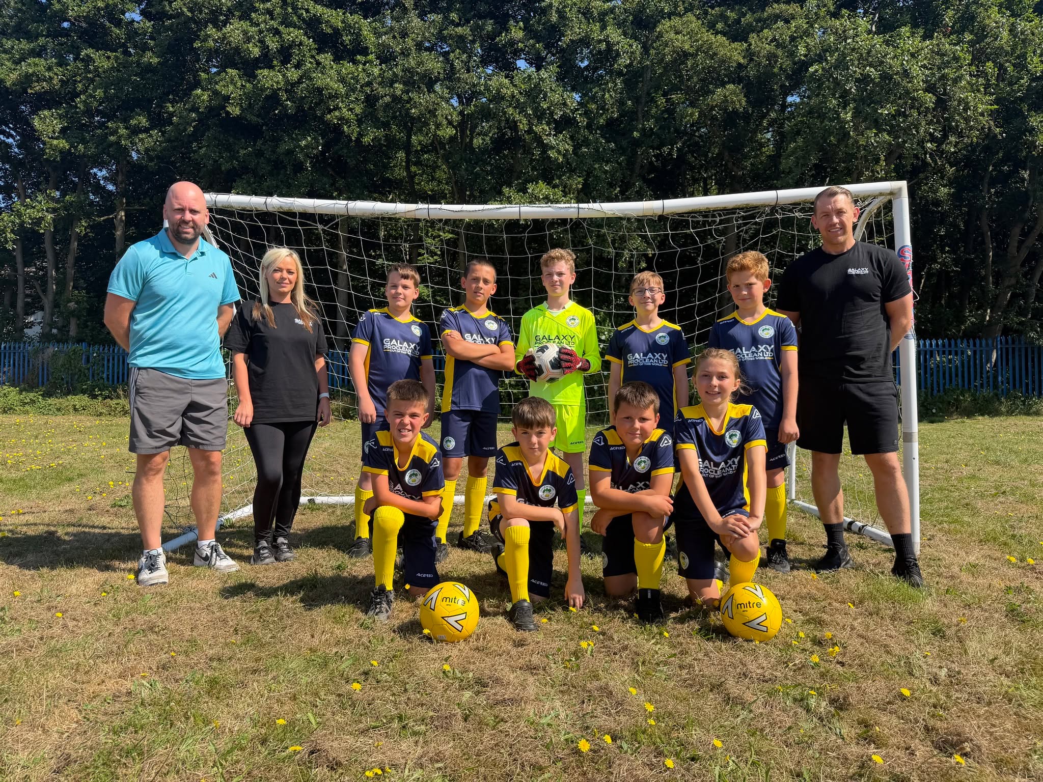 We are proud sponsors of the Kings Meadow Primary School football team kit😍

How great do the kids look?! @kingsmeadow_primary 

#grassrootsfootball #teamKingsMeadowPrimary #GalaxyProclean
